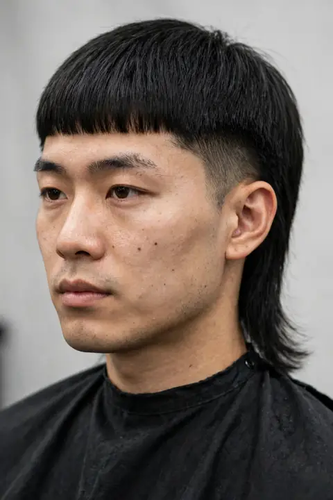 mullet hombre con flequillo recto al frente