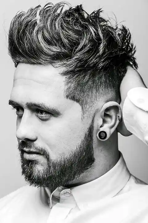 Hombre con quiff y taper fade, peinado moderno