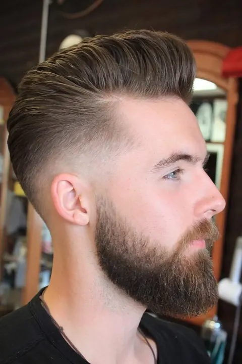 Pompadour con taper fade Pompadour con volumen y taper fade en los laterales