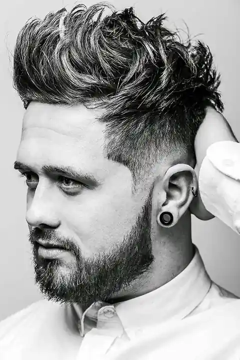 Taper fade para cara redonda Hombre de cara redonda con taper fade y volumen en la parte superior