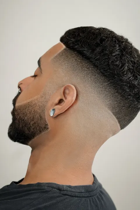 Degradado suave del taper fade Detalle del degradado suave de un taper fade en las patillas