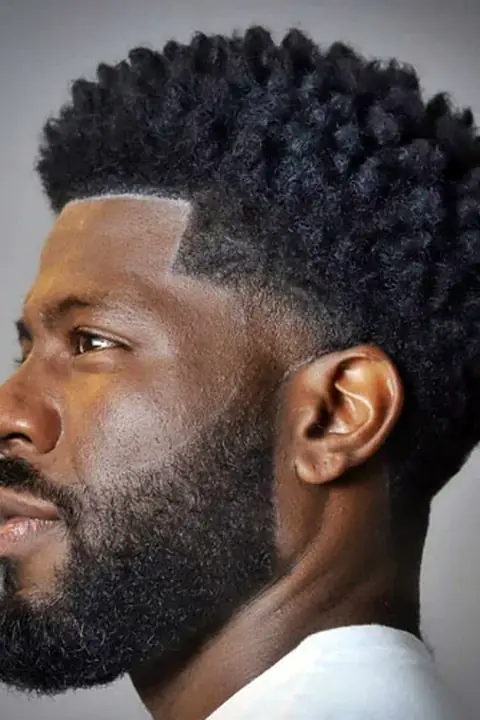 Taper fade recién retocado Taper fade recién cortado con líneas nítidas y degradado marcado