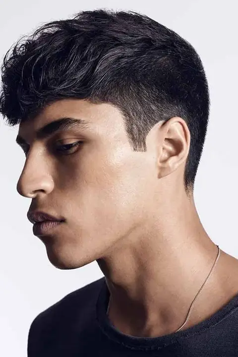 Hombre satisfecho con su taper fade recién terminado