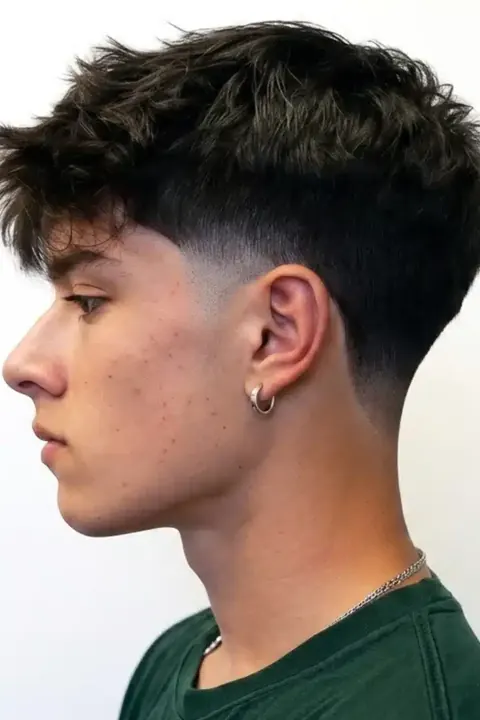Taper fade texturizado de perfil Perfil de un taper fade texturizado con degradado limpio