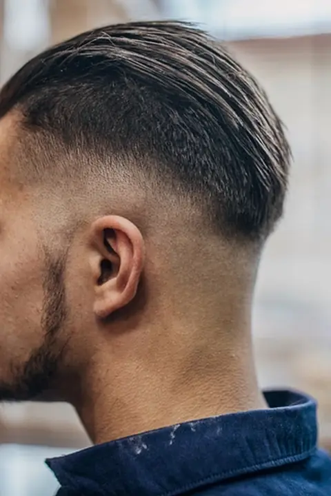 Comparación de degradados Hombre con laterales degradados en la barbería, perfil