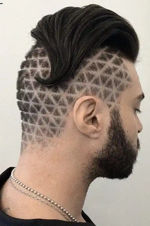 Taper fade con diseño de triángulos en los laterales