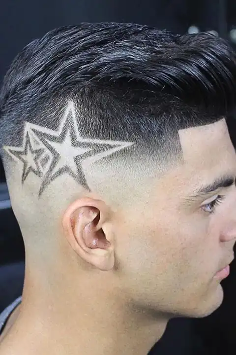 Taper fade con doble estrella diseñada en el lateral