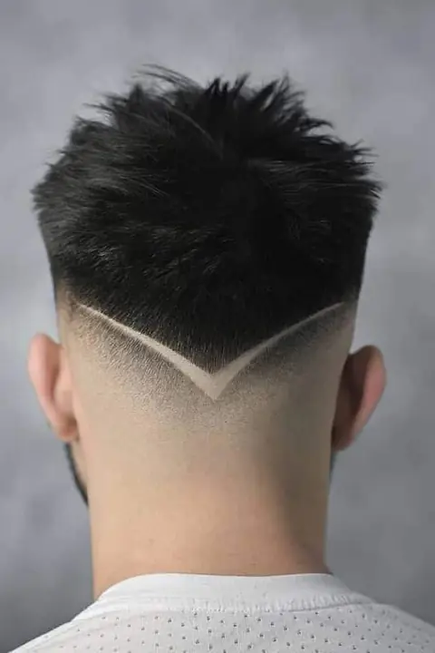 Taper fade con diseño en V en la nuca visto desde atrás
