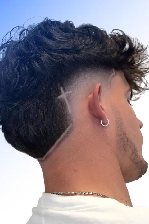 Taper fade con diseño de cruz rapada en el lateral