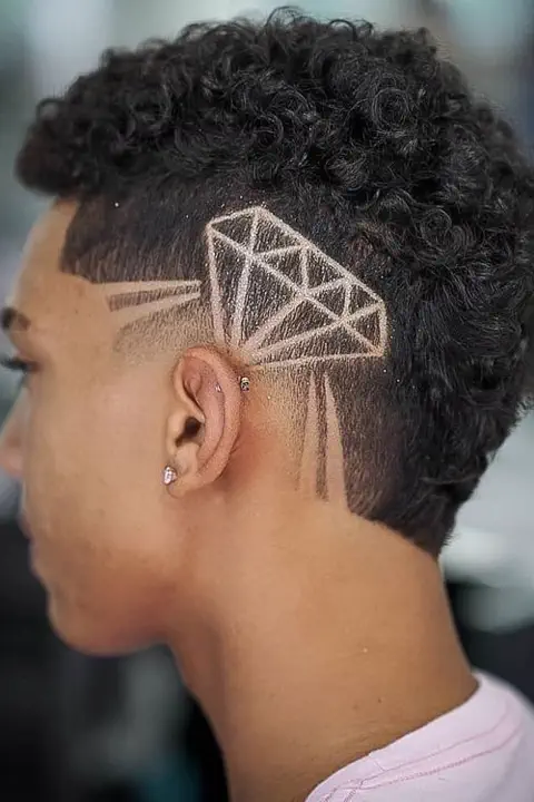 Taper fade con diseño de diamante o rombo rapado en el lateral