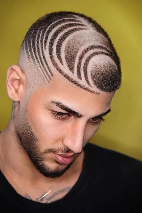 Taper fade con diseño de espiral y ondas curvas en el lateral