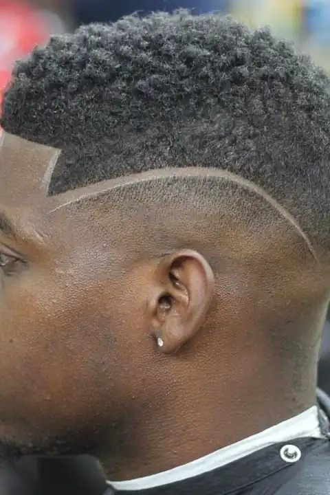 Taper fade con línea curva diseñada de la sien a la nuca