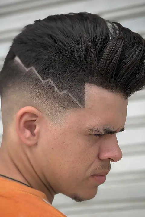 Taper fade con diseño en zigzag en el lateral