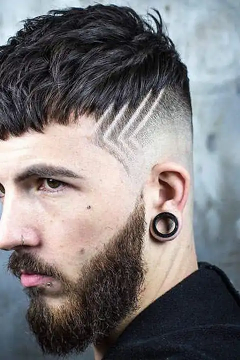 Taper fade con diseño geométrico de ángulos en la sien