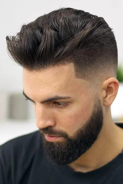 Quiff con taper fade y barba, estilo moderno