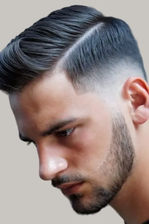 Raya lateral con pompadour y taper fade