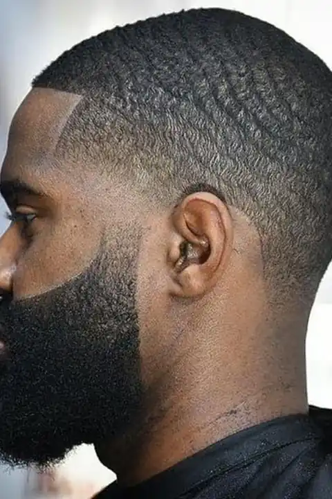 Corte taper fade con línea frontal definida y ondas 360, con aspecto recién salido de la barbería Corte taper fade con línea frontal definida y ondas 360, con aspecto recién salido de la barbería