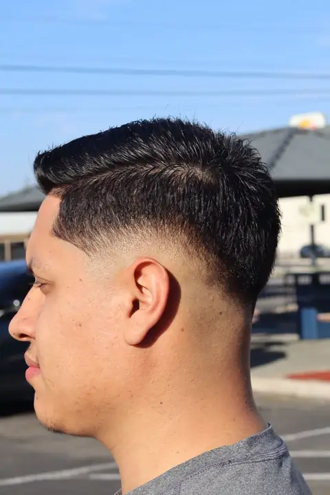 Taper fade nítido con línea frontal marcada en perfil exterior Taper fade nítido con línea frontal marcada en perfil exterior